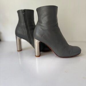 Elegant Gray Heeled Boots with Metallic Accent